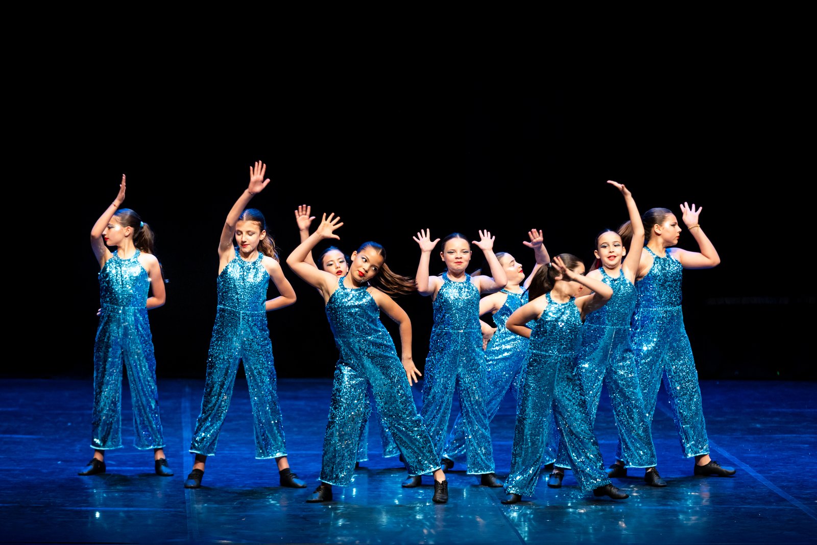 Espetáculo de dança com cenário teatral